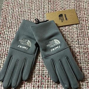 The North Face x Skims Gunmetal Gloves small NWT 2025 collab